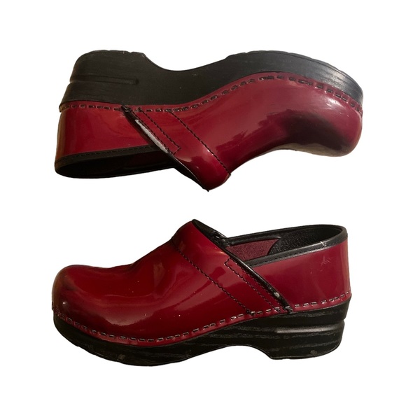 Dansko Women’s Clogs Size 36 Burgundy Patent Leather - Picture 2 of 8